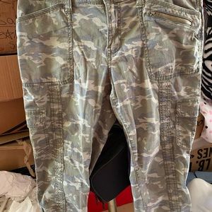 Ladies cammo capris